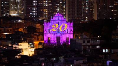 Desfile Internacional enche ruas de Macau com milhares de curiosos e 1.800 artistas