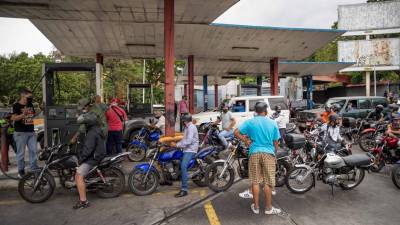 Grande afluência às bombas na Venezuela no dia em que aumentou a gasolina