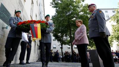 Merkel assinala atentado falhado contra Hitler com apelo contra extrema-direita